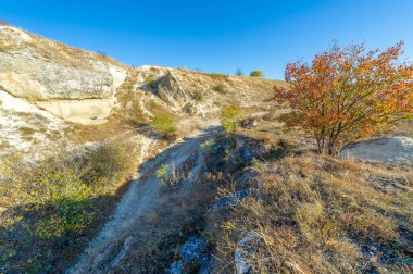 Kırım sonbahar yarımadasının fotoğrafları, Beyaz Ak-Kaya kayası, Belogorsky bölgesi, Biyuk-Karasu nehri, Mousterian çağı, Sarmatlar ve İskitler 'in yerleşim yerleri, Altyn Teshik mağarası.