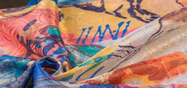 Boyalı bir palette ipek kumaş, soyut çizim, parlak renkler, kırmızı-sarı-mavi renk, sınırsız hayal gücü. doku, arkaplan, desen,