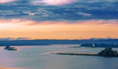 Yaz fotoğrafı, ağustos ayı. Bulgari bölgesindeki Volga Nehri 'nde. 2019,08.10 Tataristan Rusya nehri üzerinde yağmur