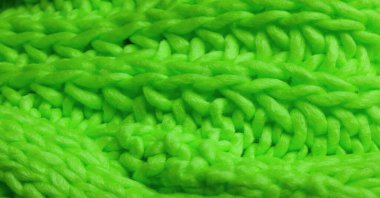 Yeşil örülmüş yün atkı. Büyük, tıknaz bir örgü. Muhteşem El Yapımı Yün Atkı - Derin Zümrüt Yaka - Sıcak Yeşil Boyun