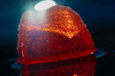 Marmelat, konserve, dağıtım. Marmelat, narenciye suyu ve kabuktan yapılmış şeker ve suyla kaynatılmış bir konserve meyvedir. ürün fotoğrafçılığı.