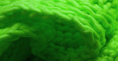 Yeşil örülmüş yün atkı. Büyük, tıknaz bir örgü. Muhteşem El Yapımı Yün Atkı - Derin Zümrüt Yaka - Sıcak Yeşil Boyun