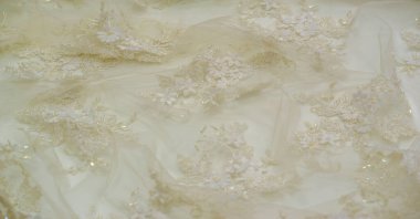 Yumuşak bej dantelli. Doku. Geçmişi. şablon. Soluk bej çubuklu, eski dantelli ve krem çizgili soyut bir arka plan. Kartpostal, poster, doku veya duvar kağıdı olarak kullanılabilir