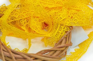 Sarı dantel kurdele. Çeşit çeşit sahneleri dekore etmek için uygun, düğün, doğum günü, sevgililer günü, parti, anneler günü, oda dekorasyonu, vb..