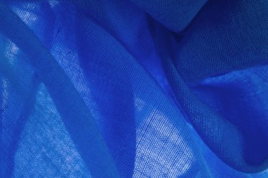 Lacivert ipek kumaş, mavi ince tahıl kumaşı. Masaüstü ürünü, görüntü perspektifi, stüdyo fotoğrafçılığı. ürün demo afişi.