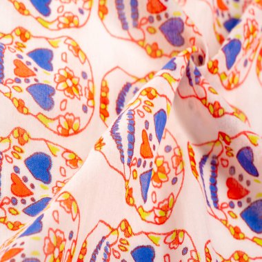 Jolly Roger kadın atkısı Jolly Roger, saldırmaya hazırlanan korsan gemisini tanımlamak için kullanılan bayrakların geleneksel İngilizce adıdır.