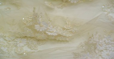 Yumuşak bej dantelli. Doku. Geçmişi. şablon. Soluk bej çubuklu, eski dantelli ve krem çizgili soyut bir arka plan. Kartpostal, poster, doku veya duvar kağıdı olarak kullanılabilir