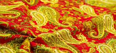 Kırmızı arka planda desenli yeşil desen. Beatles tarafından popüler hale getirilen kovboy ve motorcuların bandanalarını süsledim, hippiler çağına öncülük ettim ve rock 'n roll' un amblemi oldum..