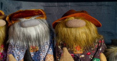 Doku, geçmiş, şekil, halk sanatı, sakallı ve bıyıklı komik Rus erkekleri. Oyuncak bebek.