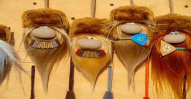 Doku, geçmiş, şekil, halk sanatı, sakallı ve bıyıklı komik Rus erkekleri. Oyuncak bebek.