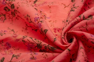Çiçekli yakut kırmızısı pamuk kumaş. Bağımsız sanatçılardan ve ikonik markalardan çiçek resimleri al. Doku, arkaplan, desen,