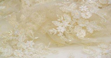 Yumuşak bej dantelli. Doku. Geçmişi. şablon. Soluk bej çubuklu, eski dantelli ve krem çizgili soyut bir arka plan. Kartpostal, poster, doku veya duvar kağıdı olarak kullanılabilir