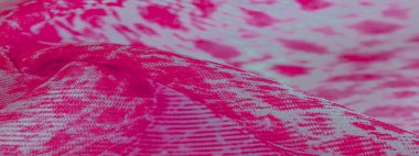 Beyaz-kırmızı renkli ipek kumaş. Tekstil. Özellikleri, daha esnek ve tasarımı daha hafif olduğu için dokuma kumaştan farklıdır. doku