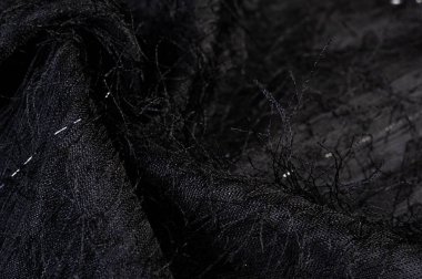 Kumaşın yüzeyinde pullu ve iplikli kömür siyah ipek kumaş. Bu ombre tülleri soyut işlemelerle süslenmiş, bir Avrupalı tasarımcının pulları ve iplikleriyle süslenmiş.