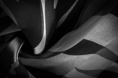 Siyah ve beyazın soyut tonlarında ipek kumaş. İpek doku, soyutlama için lüks saten, tasarım ve duvar kağıdı, doku. Şablon. şablon.