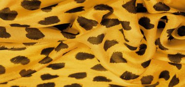 Sarı ipekli kumaş. Kara kalp baskısı, doku arka plan, desen, kartpostal