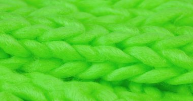 Yeşil örülmüş yün atkı. Büyük, tıknaz bir örgü. Muhteşem El Yapımı Yün Atkı - Derin Zümrüt Yaka - Sıcak Yeşil Boyun