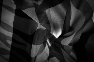 Siyah ve beyazın soyut tonlarında ipek kumaş. İpek doku, soyutlama için lüks saten, tasarım ve duvar kağıdı, doku. Şablon. şablon.