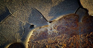 Paslı metal. Doku. Geçmişi. şablon. Eski, çizgili, boyanmış ve yıpranmış metal arka plan. Yakın plan, pas..