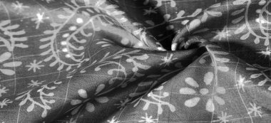 Çiçek desenli siyah ipek kumaş, çok yumuşak, çok yönlü. Tasarımlar, projeler ve daha fazlası için mükemmel. Arkaplan dokusu,