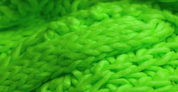 绿色针织羊毛围巾 大块头针织 华丽的冬季手工羊毛围巾 深翡翠领结 温暖柔软的绿色领结 — 图库照片