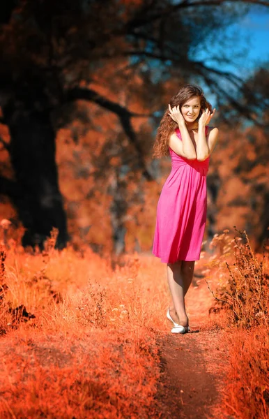 Chica Bajo Cielo Abierto Modelo Vestido Verano Rojo —  Fotos de Stock