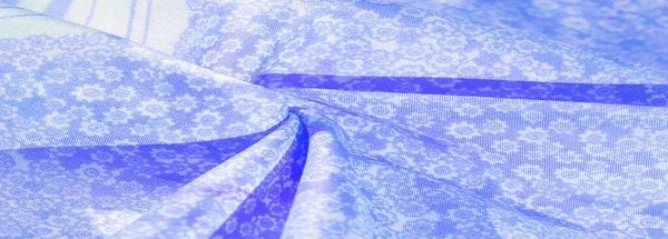 白い背景の青い絹の生地 白い背景の装飾コースの花のパターンシルエット ポストカードの壁紙のデザイン テクスチャパターン — ストック写真