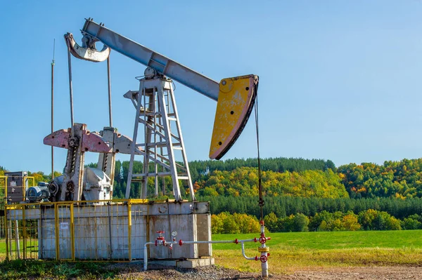 Plataforma Aceite Bomba Mecedora Contra Fondo Del Bosque Otoño Puesta — Foto de Stock