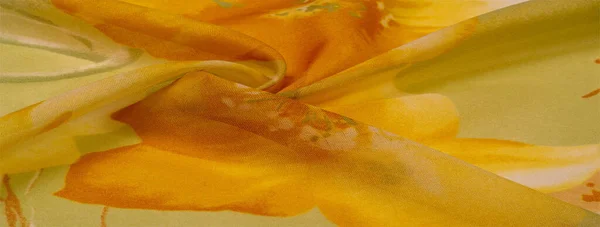 大きなパターンを持つ薄い半透明のシルク 黄色の背景に レタスとオレンジの花 それぞれ独自のパターンがあり 全体的になります — ストック写真