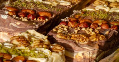 Doku, arka plan, düzen, halk sanatı. Doğu tatlılar, özellikle İran, Afganistan, Türkiye ve Orta Asya 'da olmak üzere Yakın ve Orta Doğu ülkelerinde yaygın olan şekerleme ürünleridir..