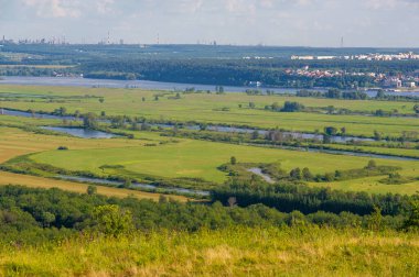 Yaz manzarası, bir kanaldan denize, bir göle ya da başka bir dereye akan büyük bir doğal su akıntısı. Sel, nulla, sıvı, ford. Yüksek tepe kıyıları