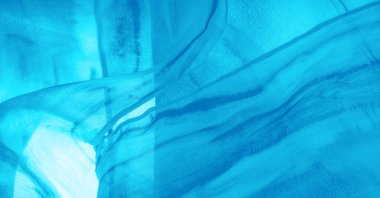 Turkuaz arka planda gri lekeli mavi kumaş. Soyut tasarımcı kumaş tasarımcısı. Tasarımın için güzel bir arka plan. Doku. Görüntü. çizim, kalıp, şekil