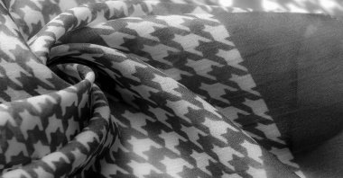 Geometrik baskılı parlak renkli siyah beyaz ipek şifon. Şaşırtıcı derecede hafif, pürüzsüz, kumlu dokunmatik kumaş..