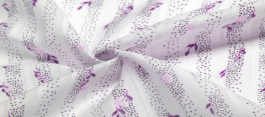 Kadın şalı. Gülüşünde kırmızı çiçekler, hafif eşarplar, plaj havluları İnternet için zarif bir tasarım: moda çiçekleri, desenler, şallar.