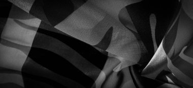 Soyut siyah ve beyaz renklerde ipek kumaş. Soyut suluboya boya, desenli dikey ipek kumaş, tuval, makro, yakın plan. Doku. Geçmişi. Şablon.