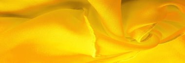 Dalgalı boruları olan sarı ipek organza. Kumaşın kenarındaki sınır. Soyut arkaplan. doku deseni. İpek organzanın narin bir açık dokuması vardır. Dalga arkaplanı. Boşluğu kopyala