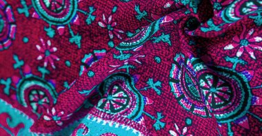 Mavi desenli kırmızı ipek kumaş. Charmeus 'un çok güzel bir kumaşı var. Yumuşak doluluk içinde bir araya getirilebilir. Arkaplan