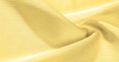 Sarı ipek kumaş. Pürüzsüz bir bitişi var. Tasarımdan projelerinize kadar her şey için bu lüks kumaşı kullanın. Arkaplan, desen, doku
