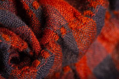 Doku, arka plan, desen. Bir insanın boynuna takılacak yün bir eşarp atkı üzerine kahverengi siyah bir eşarp.