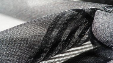 İpek kumaş. Farklı boyutlarda çizgileri olan şeffaf ipek kumaş, siyah. doku, arkaplan, desen,