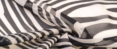 İpek kumaş, siyah beyaz soyut çizgiler. Soyut siyah beyaz desenli büyülü bir şekil. Retro modern dekor, tekstil sanatı, tasarım, doku, arkaplan, kalıp