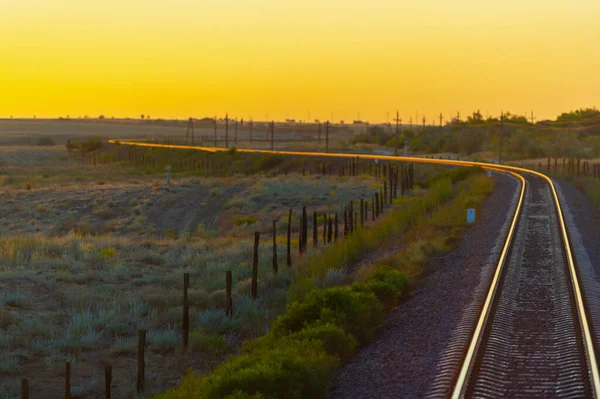 Spoorweg Spoorweg Spoor Verhoogd Steppe Een Vervoermiddel Passagiers Van Vrachtwagens — Stockfoto