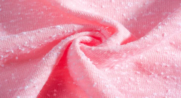 알갱이가 분홍색 품질의 가벼운 늘어진 스웨터는 부드러운 특징으로 — 스톡 사진