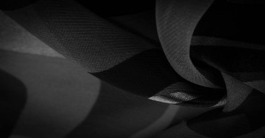 Soyut siyah ve beyaz renklerde ipek kumaş. Soyut suluboya boya, desenli dikey ipek kumaş, tuval, makro, yakın plan. Doku. Geçmişi. Şablon.