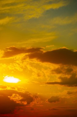 Bulutlar. Gökyüzü. Atmosferin ve dış uzayın Dünya 'dan görüldüğü bölge. Havada yoğunlaştırılmış su buharı birikimi.