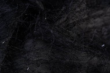 Kumaşın yüzeyinde pullu ve iplikli kömür siyah ipek kumaş. Bu ombre tülleri soyut işlemelerle süslenmiş, bir Avrupalı tasarımcının pulları ve iplikleriyle süslenmiş.