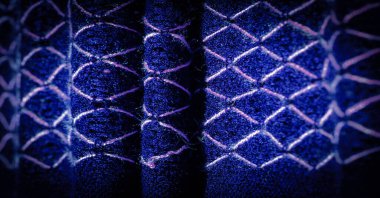 Mavi yün kumaş, kumaşında iplik olan yün şal. Bu yün desenli şal özellikle aklını bilen modern kadınlar için yapıldı. Bu göz kamaştırıcı atkıyı batılı bir elbiseyle eşleştir.