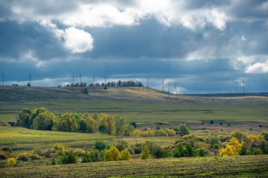 Sonbahar manzara fotoğrafı. Avrupa 'nın düz bitki örtüsü. Çayırlar, vadiler, çalılıklar, açık yaprak döken veya karışık ormanlar. Eylül 'de Meadows