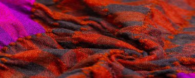 Doku, arka plan, desen. Bir insanın boynuna takılacak yün bir eşarp atkı üzerine kahverengi siyah bir eşarp.