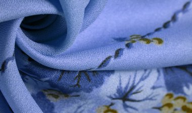Krep de Chin. açık mavi, kahverengi çiçekler. Bu bir ipek grubu, pürüzle karakterize edilmiş, aynı zamanda biraz kırışık. Doku, arkaplan